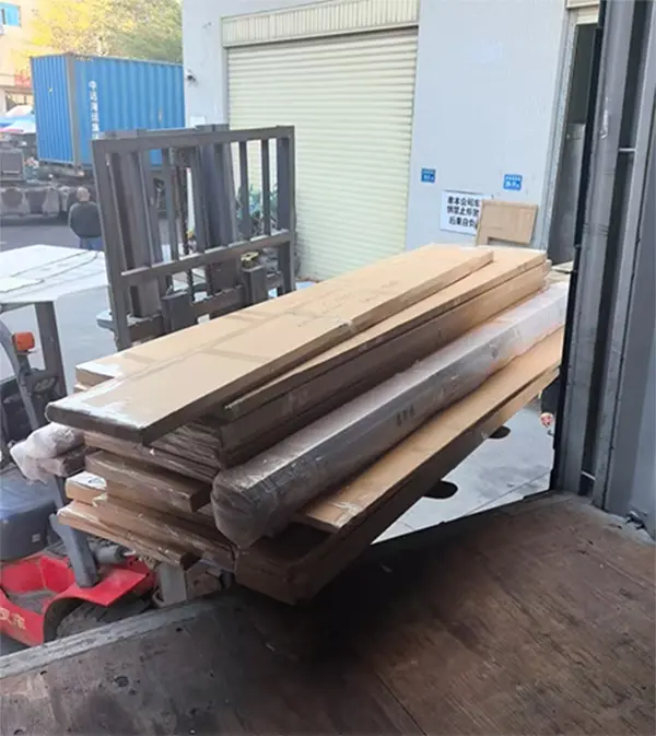 कपड़ों के रैक सफलतापूर्वक दुबई पहुंचा दिए गए हैं