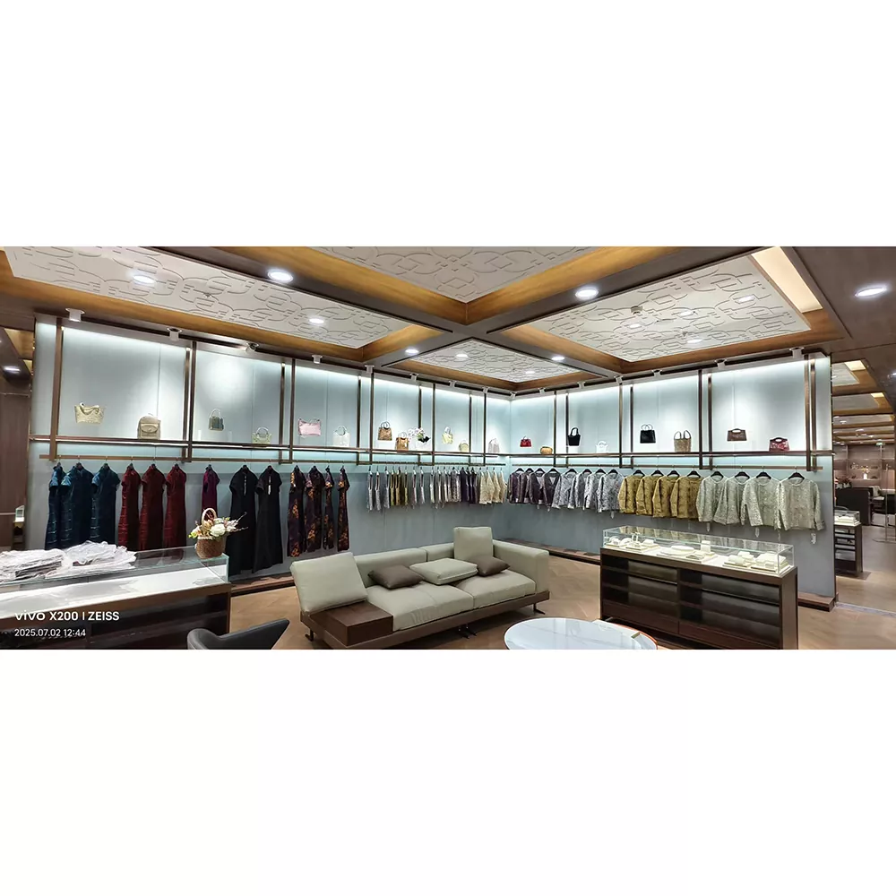 महिलाओं के वस्त्र प्रदर्शन रैक को आयरन करें